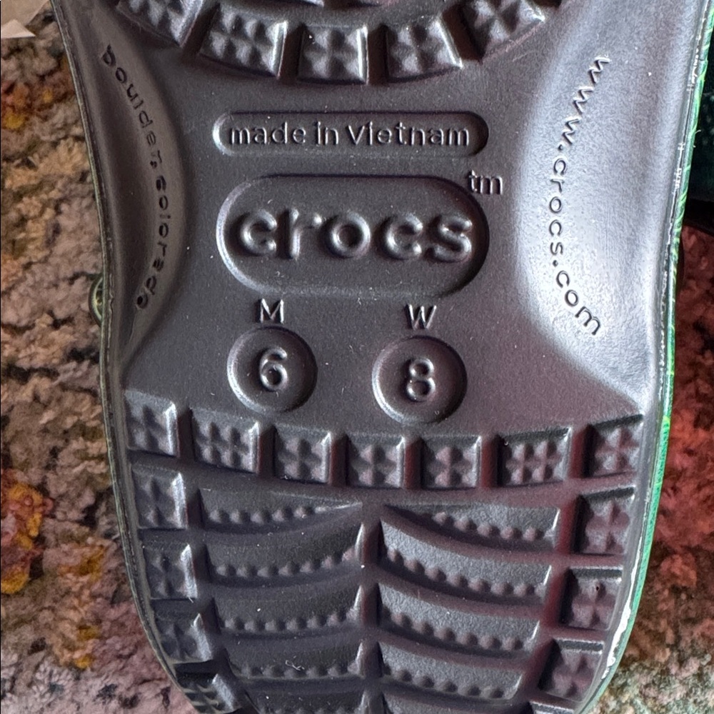 CROCS WICKED Classic Clogs with green metallic upper and themed Jibbitz charms. - Picture 6 of 8